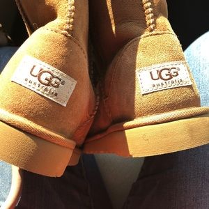 🔥1 HOUR SALE🔥Kids Size 3 UGG Boot